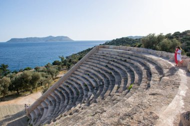 Kas, Türkiye - Nisan 2021: Deniz kenarındaki Kas kasabasında antik amfitiyatro.