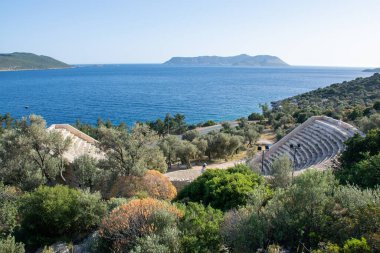 Kas, Türkiye - Nisan 2021: Deniz kenarındaki Kas kasabasında antik amfitiyatro.