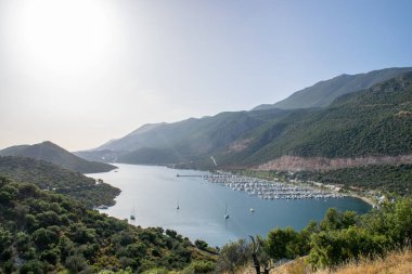 İzmir, Türkiye - Nisan 2021: Denizdeki nakliye gemisi.