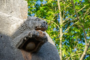 İzmir sokaklarında yürüyorum deniz kenarında.