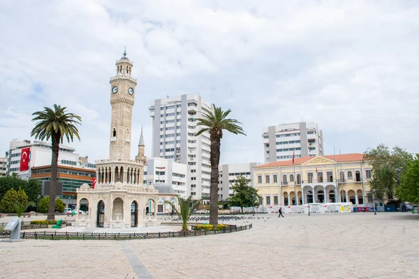 İzmir, Türkiye - Nisan 2021: İzmir 'in deniz kenarındaki modern binası.