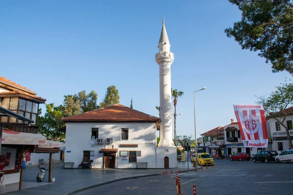 İzmir, Türkiye - Nisan 2021: Deniz kenarındaki İzmir kentinin sokaklarında yürümek.