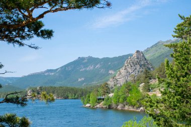 Burabay Ulusal Parkı 'ndaki yeşil kayalık dağlar, Orta Kazakistan