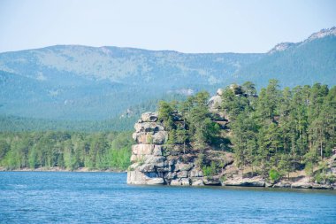 Dağ manzaralı güzel bir göl. 