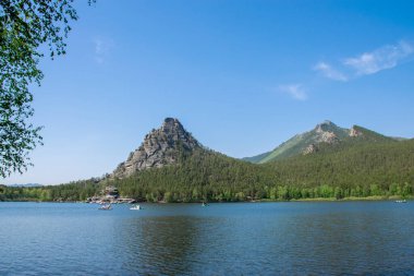 Burabay Ulusal Parkı 'ndaki yeşil kayalık dağlar, Orta Kazakistan