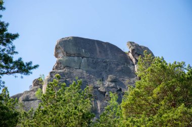 Burabay Ulusal Parkı 'ndaki yeşil kayalık dağlar, Orta Kazakistan