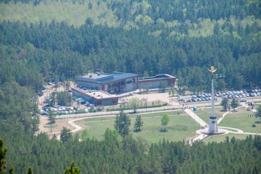 Ormandaki şehrin havadan görünüşü