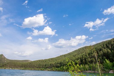 Nehir ve gölü olan güzel bir manzara.