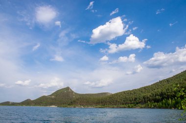 Dağlardaki güzel göl manzarası