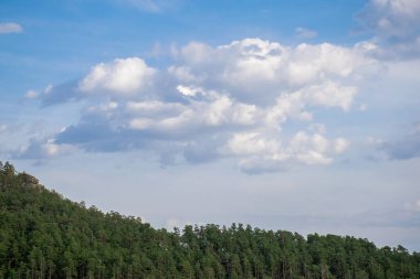 Dağ ve mavi gökyüzü olan güzel bir manzara.