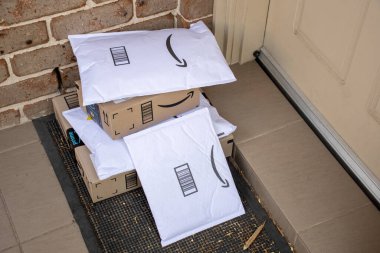 Sydney, Avustralya - 2020-10-17 Amazon ana kutuları ve zarfları kurtarıcı binanın ön kapısına teslim edildi.