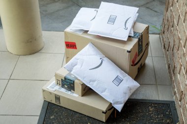 Sydney, Avustralya - 2020-10-17 Amazon ana kutuları ve zarfları kurtarıcı binanın ön kapısına teslim edildi.