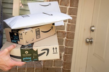 Sydney, Avustralya - 2020-10-17 Amazon ana kutuları ve zarfları bir iskan binasının ön kapısına teslim edildi.