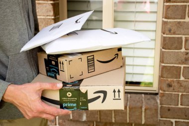 Sydney, Avustralya - 2020-10-17 Amazon ana kutuları ve zarfları kurtarıcı binanın ön kapısına teslim edildi.