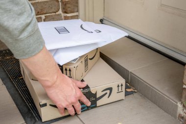 Sydney, Avustralya - 2020-10-17 Amazon ana kutuları ve zarfları kurtarıcı binanın ön kapısına teslim edildi.