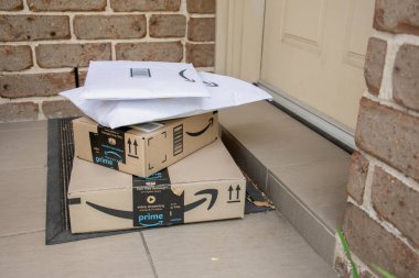 Sydney, Avustralya - 2020-10-17 Amazon ana kutuları ve zarfları kurtarıcı binanın ön kapısına teslim edildi.