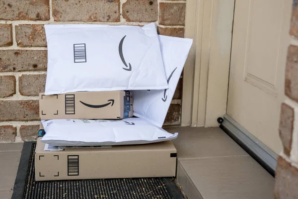 Sydney, Avustralya - 2020-10-17 Amazon ana kutuları ve zarfları bir iskan binasının ön kapısına teslim edildi.