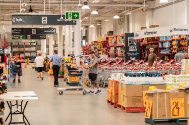 Sydney, Avustralya - 2020-01-15 Bunnings Deposu Müşterileri. Bunnings, Avustralya ve Yeni Zelanda 'da mağazaları olan en büyük ev donanım zinciri..