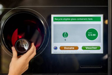 Sydney, Avustralya 2020-01-18. Dönüş ve Toplum Geri Dönüşüm Noktası. Cam şişelerin iadesi ve geri dönüşümü için makineyi tersine çevir. Geri dönüşüm