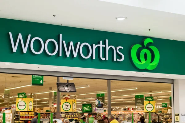 Sydney, Avustralya 2020-11-19 Woolworths süpermarket markasının tabela tahtası. Woolworths, Avustralya 'da bir süpermarket, perakende ve tüketici hizmetleri zinciri..