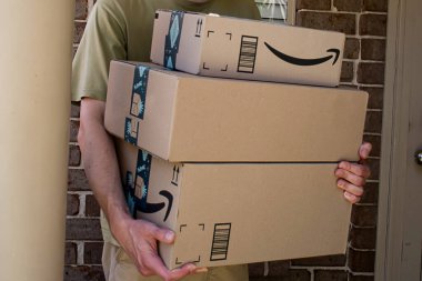 Sydney, Avustralya - 2020-10-17 Amazon ana kutuları ve zarfları bir iskan binasının ön kapısına teslim edildi