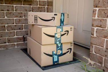 Sydney, Avustralya - 2020-11-29 Amazon ana kutuları çevrimiçi alışveriş ve teslimat binasının ön kapısına teslim edildi