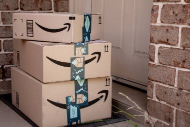 Sydney, Avustralya - 2020-11-29 Amazon ana kutuları çevrimiçi alışveriş ve teslimat binasının ön kapısına teslim edildi