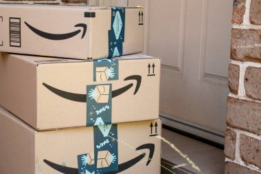 Sydney, Avustralya - 2020-11-29 Amazon ana kutuları çevrimiçi alışveriş ve teslimat binasının ön kapısına teslim edildi