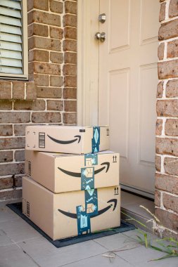 Sydney, Avustralya - 2020-11-29 Amazon ana kutuları çevrimiçi alışveriş ve teslimat binasının ön kapısına teslim edildi