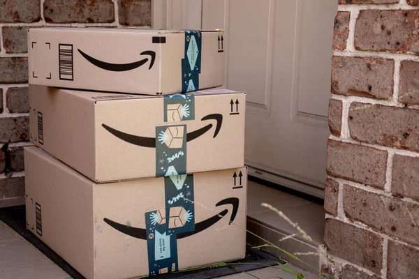 Sydney, Avustralya - 2020-11-29 Amazon ana kutuları çevrimiçi alışveriş ve teslimat binasının ön kapısına teslim edildi