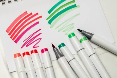 Alkol esaslı taslak, kopik stil işaretleyiciler çiziyor. Kırmızı ve yeşil renkler. Ressamlar ve grafik tasarımcıları için fırça ve keski çift uçlu.