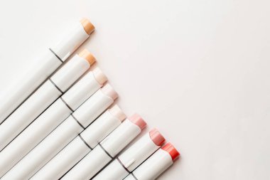 Çıplak ten renkleri alkol bazlı çizim, kopik stil işaretleri çiziyor. Ressamlar ve grafik tasarımcıları için fırça ve keski çift uçlu. Seçici odak