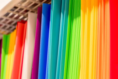 Okul geçmişine dönelim. Kırtasiye dükkanında plastik belge klasörlerinin gökkuşağı renkleri