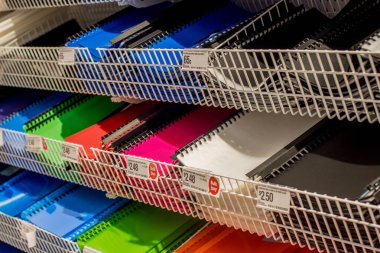 Sydney, Avustralya 2020-01-13 Ofis Kırtasiyesinde çeşitli renkte sergi kitapları. Okul konseptine dönelim..