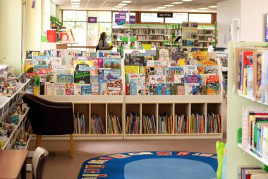 Sydney, Avustralya - 2021-01-06 COVID-19 salgını sırasında yerel kütüphane. Kitaplıklarla dolu küçük çocuklar köşesi. Miranda, NSW.