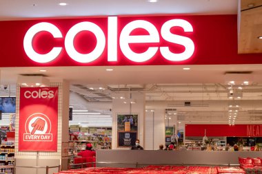 Sydney, Avustralya 2021-01-07: COVID-19 salgını sırasında Coles süpermarketinin dış görüntüsü. Zorunlu yüz maskesi takan müşteriler.