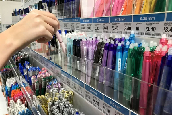 Sydney Avustralya 2020 Kırtasiye Dükkanında Çeşitli Renkli Kalemler Sergileniyor Okul — Stok fotoğraf