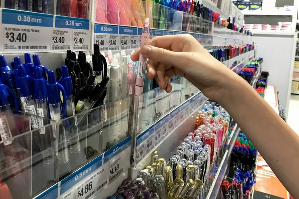Sydney Avustralya 2020 Kırtasiye Dükkanında Çeşitli Renkli Kalemler Sergileniyor Okul — Stok fotoğraf