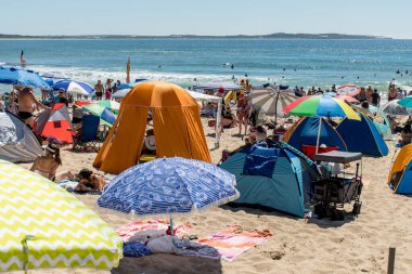 Sydney, Avustralya 2021-01-26 Avustralya günü aşırı kalabalık Cronulla plajı. Sahildeki şemsiyeler. Avustralya yaşam tarzı