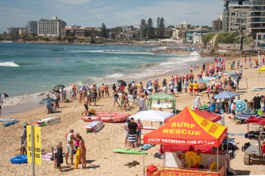 Sydney, Avustralya 2021-01-26. COVID-19 salgını sırasında Avustralya 'da aşırı kalabalık Kuzey Cronulla plajı.