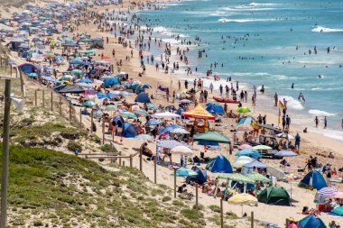 Sydney, Avustralya 2021-01-26 Avustralya günü aşırı kalabalık Cronulla plajı. İnsanlar sıcak yaz gününde dinleniyor, yüzüyor ve güneşleniyor. Avustralya yaşam tarzı