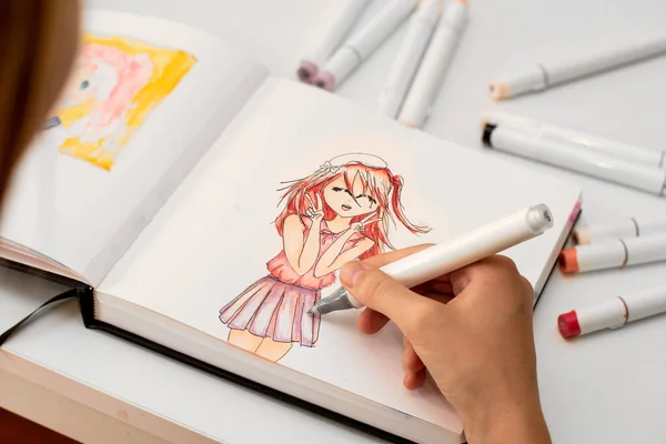 手描きかわいい女の子のアニメスタイルのスケッチでアルコールベースのスケッチ描画マーカー — ストック写真