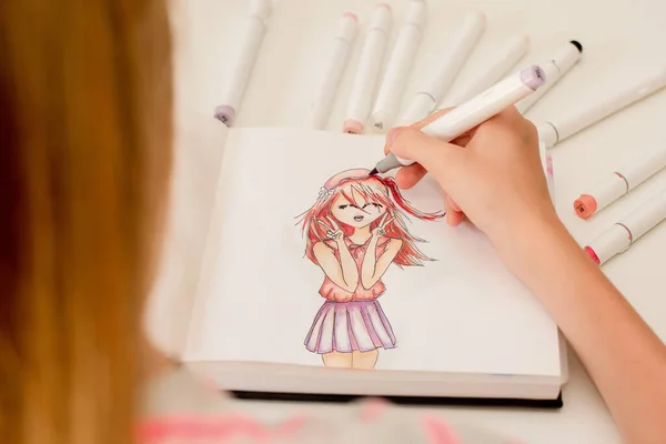 手描きかわいい女の子のアニメスタイルのスケッチでアルコールベースのスケッチ描画マーカー — ストック写真