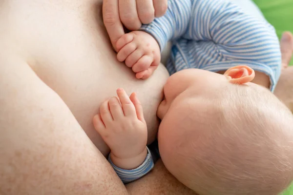 Mãe Branca Amamentando Menino Maternidade Amor Babycare Conceito Família — Fotografia de Stock