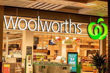 Sydney, Avustralya 2021-01-07: COVID-19 salgını sırasında Woolworths süpermarketinin dış görünüşü.