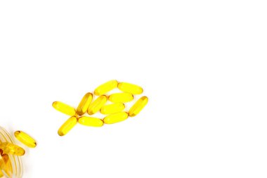 Omega-3 balık yağı kapsülleri beyaz arka planda fotokopi alanı ile birlikte. Vitaminler ve takviyeler