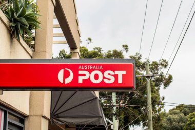 Sydney mi? Avustralya - 2021-02-12 Avustralya Posta Ofisi logolu tabelanın dışında. Sokak işareti