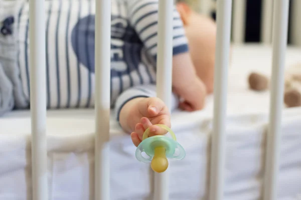 Der Kleine Junge Schläft Friedlich Bett Und Hält Schnuller Attrappe — Stockfoto