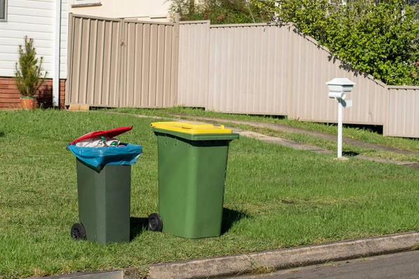 協議会ごみ収集後の路上カーボイドの一般廃棄物やリサイクルのためのカラフルな蓋付きオーストラリアのゴミ車のビン — ストック写真