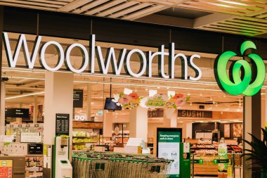 Sydney, Avustralya 2021-01-07: COVID-19 salgını sırasında Woolworths süpermarketinin dış görünüşü.
